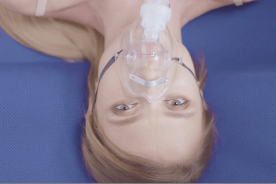 Sono tanti i benefici dell'ossigeno iperbarico. Questi non si riducono al rallentamento del processo di invecchiamento. Nella foto una donna che si sottopone a un trattamento in camera iperbarica.