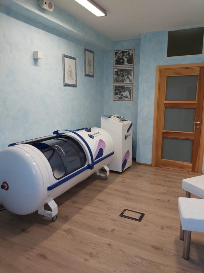 Che si tratti di una palestra, un SPA o un centro benessere, l'acquisto di una camera iperbarica rappresenta sempre un buon investimento. I suoi benefici si estendono su tutti i livelli e su ogni tipo di paziente. Nella foto, una camera iperbarica monoposto.